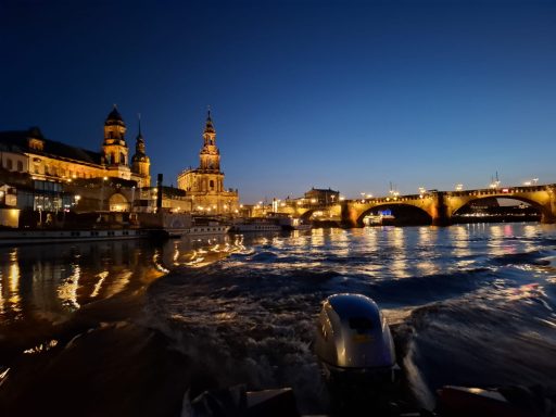 Dresdner Altstadt bei Nacht vom Wasser aus gesehen