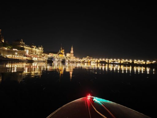 Dresden bei Nacht vom Motorboot auf der Elbe aus gesehen