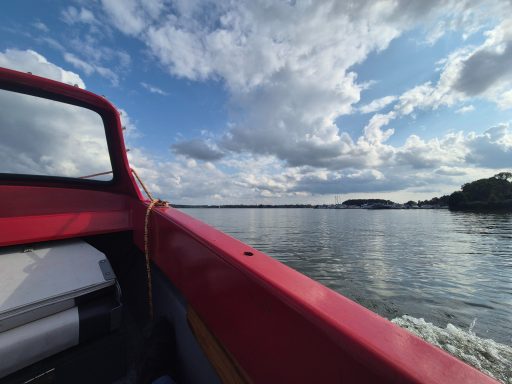 Bootsfahrt mit dem roten Motorboot auf der Elbe bei Dresden