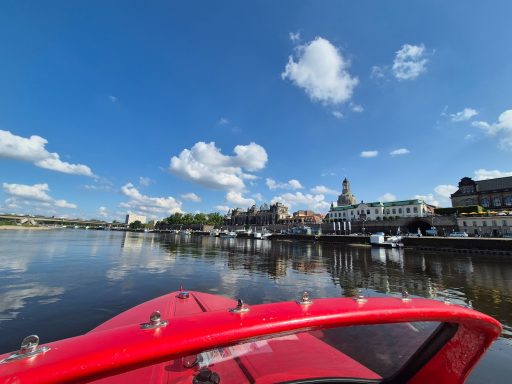 Bootstour auf der Elbe mit Blick auf die Dresdner Altstadt