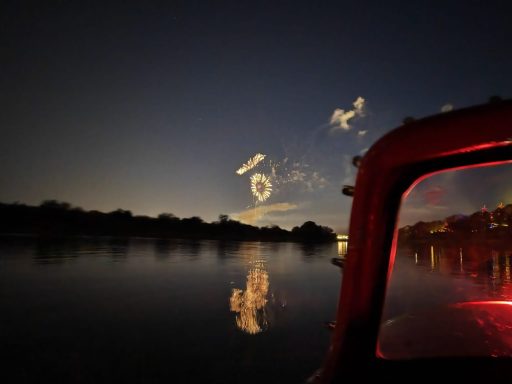 Abendliche Bootsfahrt auf der Elbe mit Feuerwerk