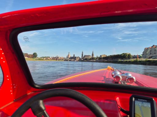 Blick aus dem Motorboot auf Dresden während einer Fahrt auf der Elbe