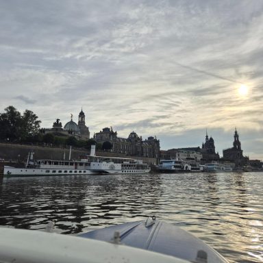 Dresden vom Wasser aus während einer Bootsfahrt auf der Elbe